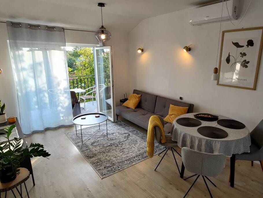 Living room, Seating area, Dining area, air conditioner