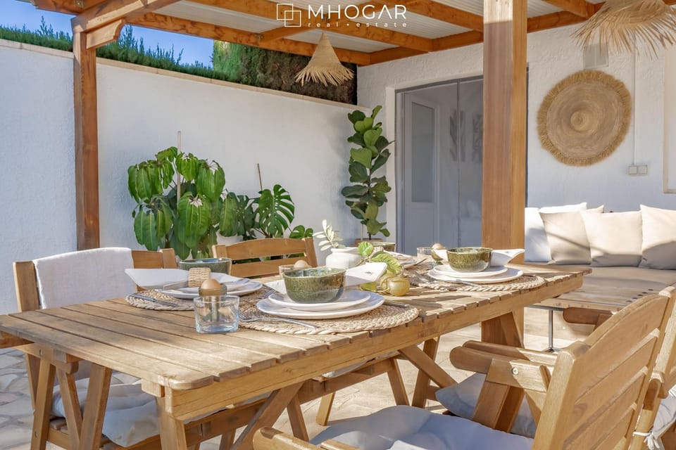 Patio, Day, Living room, Seating area