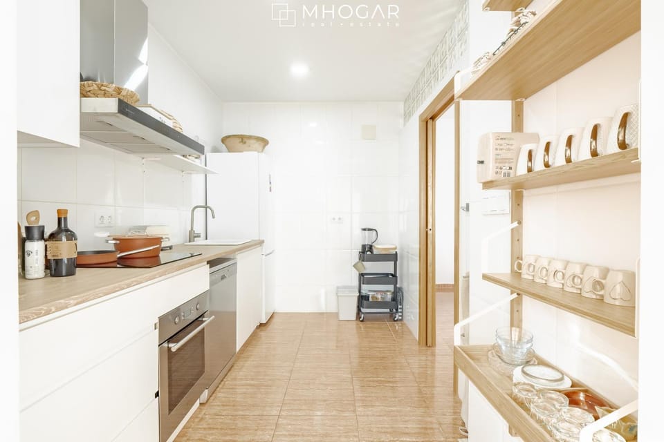 Kitchen or kitchenette, minibar