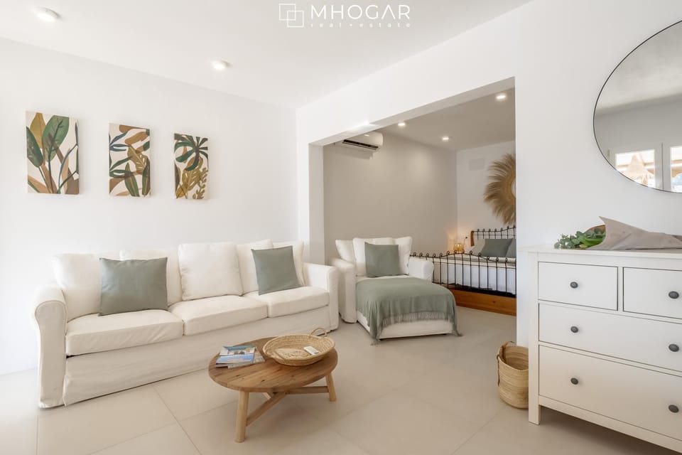 Bed, Kitchen or kitchenette, Living room, Photo of the whole room, Seating area, Bedroom