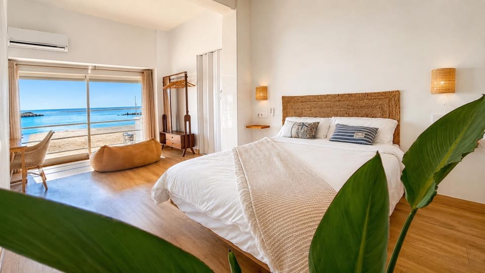 Bed, Photo of the whole room, Bedroom, Sea view