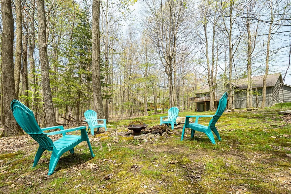 Property building, Natural landscape, Garden, Seating area, Garden view, fireplace