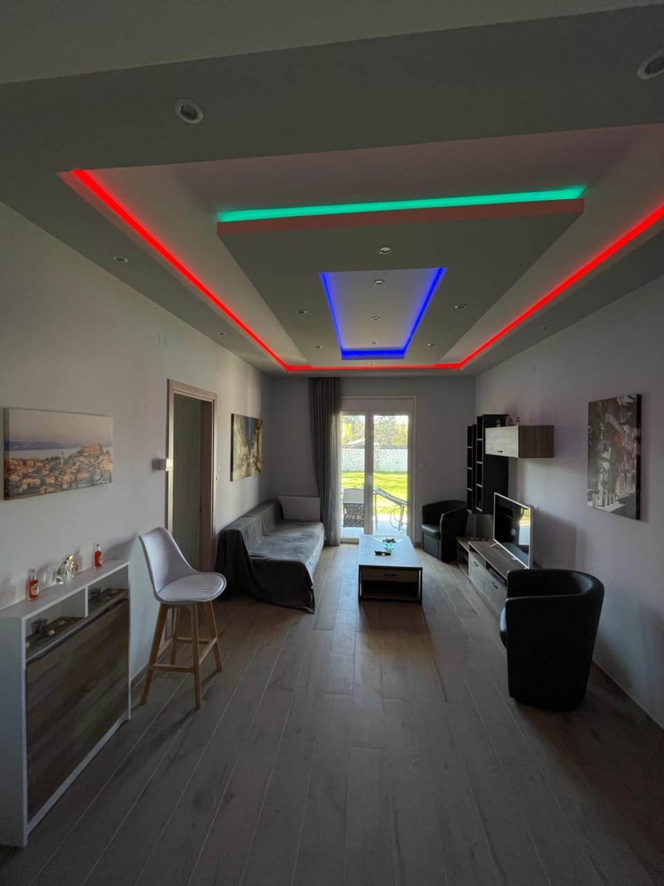 Communal lounge/ TV room, TV and multimedia, Living room, Seating area, Evening entertainment