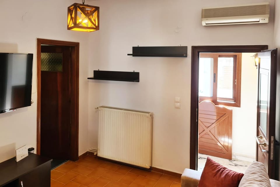 TV and multimedia, Seating area, air conditioner