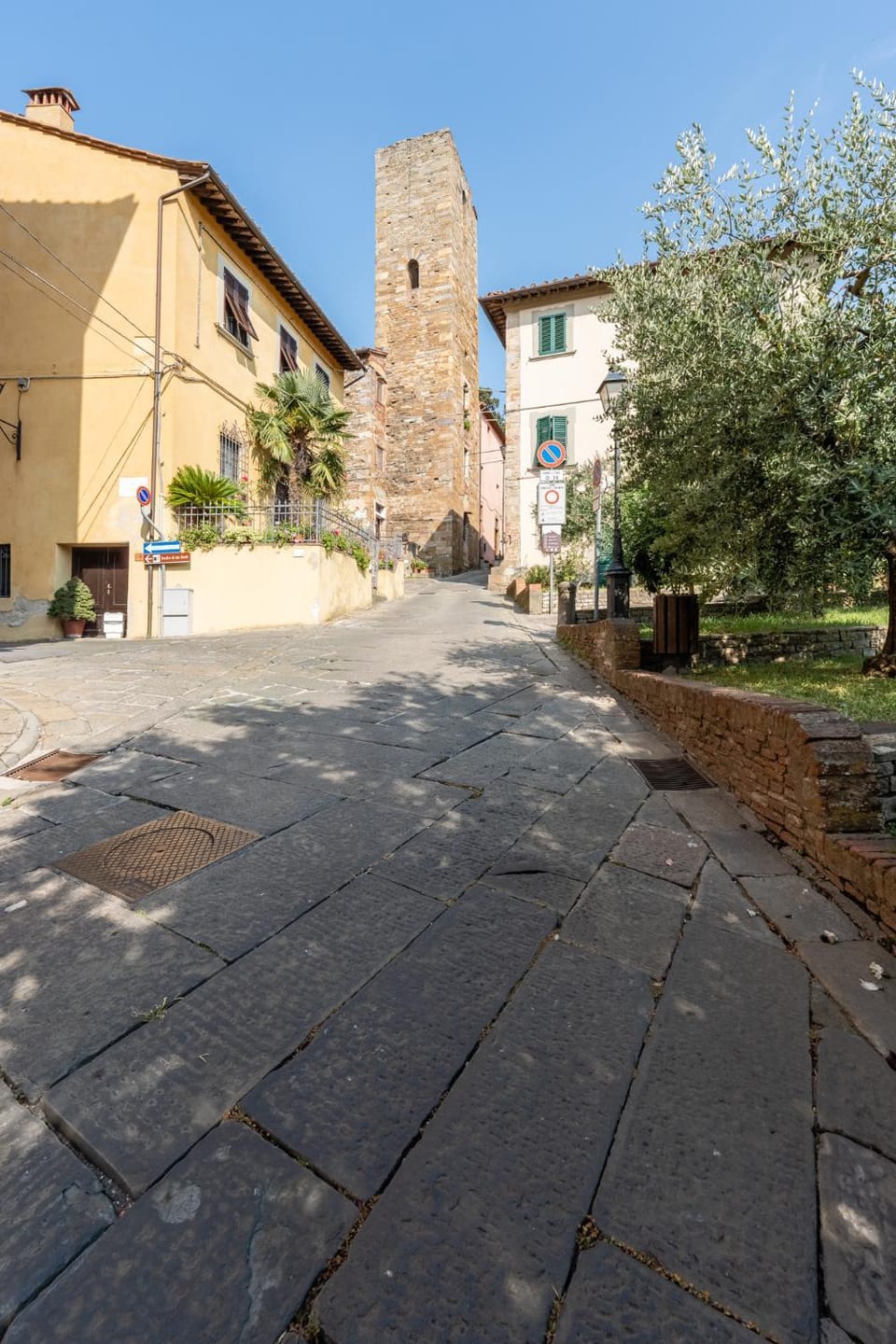 Neighbourhood, Landmark view, Street view