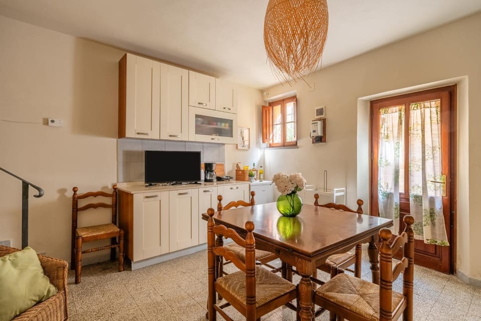 TV and multimedia, Living room, Seating area, Dining area