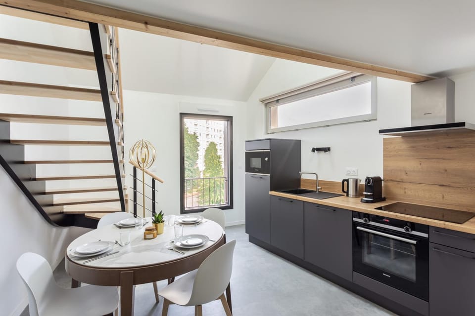 Kitchen or kitchenette, Dining area
