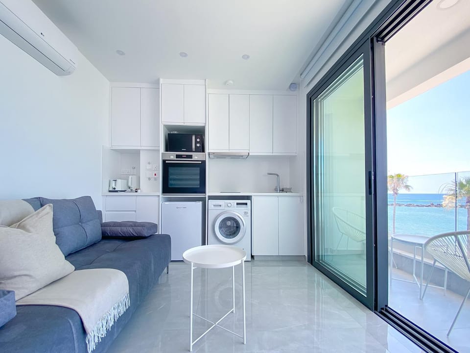 View (from property/room), Balcony/Terrace, Kitchen or kitchenette, Living room, Sea view, minibar, pet friendly, stove, washing machine, air conditioner