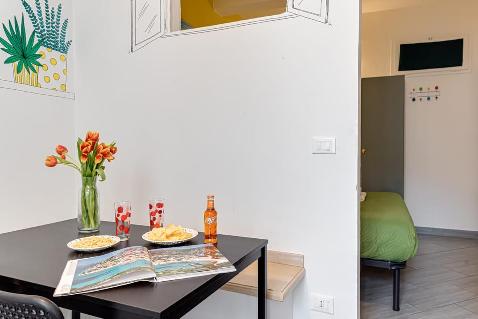 TV and multimedia, Food and drinks, Seating area, Dining area, Food