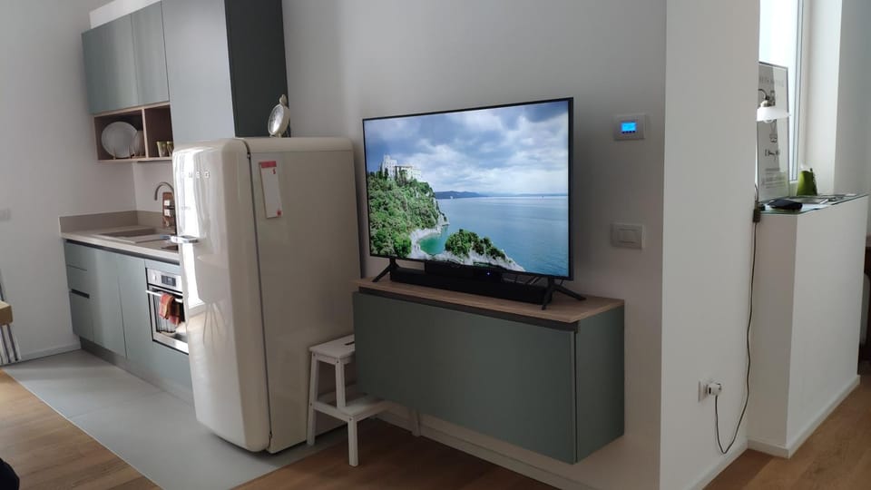 Day, TV and multimedia, kitchen