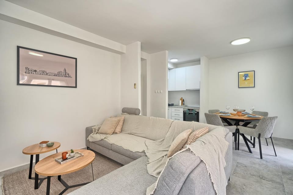 Kitchen or kitchenette, Living room, Seating area, Dining area