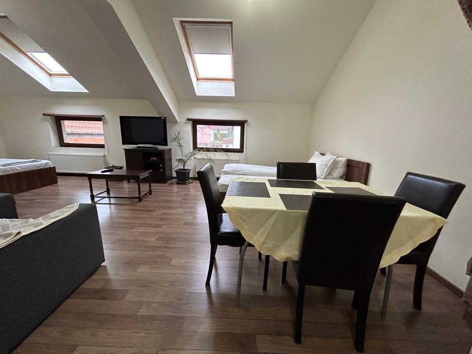 TV and multimedia, Living room, Seating area, Dining area