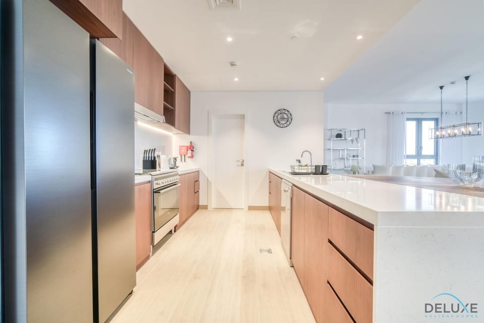 Kitchen or kitchenette, dishwasher, minibar, stove