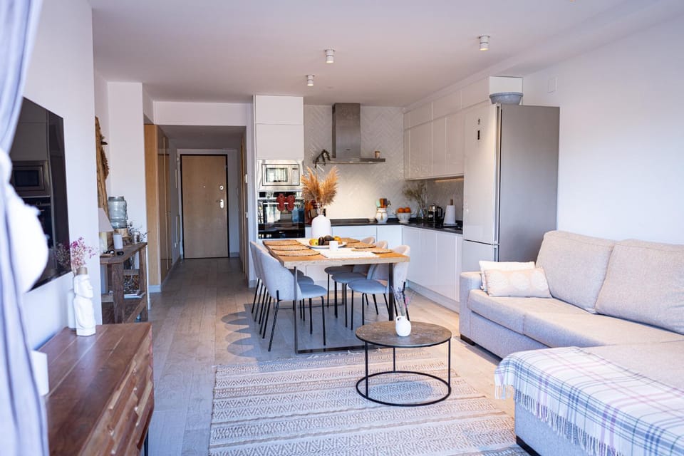 Communal lounge/ TV room, TV and multimedia, Living room, Seating area, Dining area