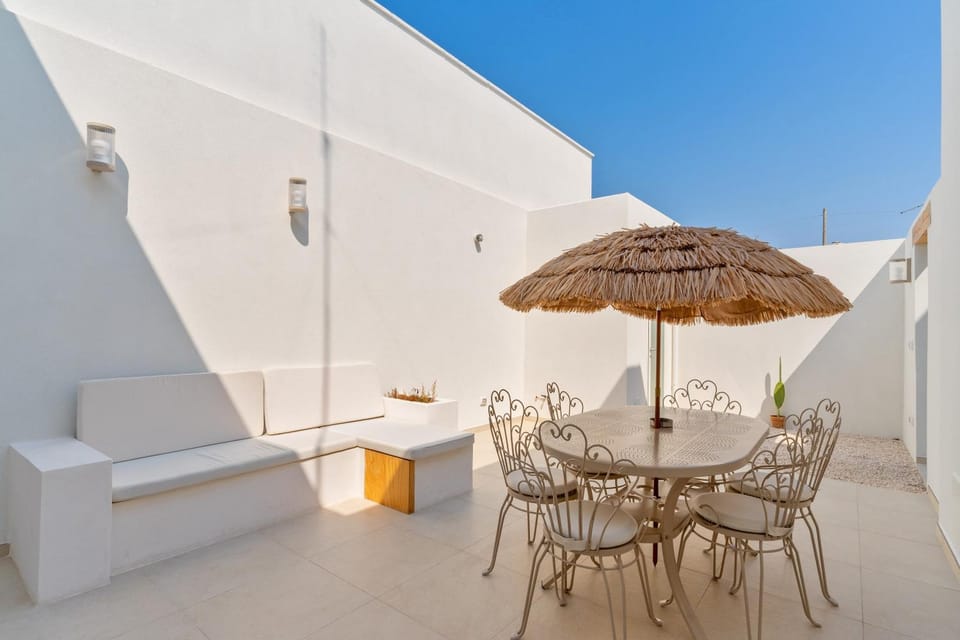 Property building, Balcony/Terrace, Living room