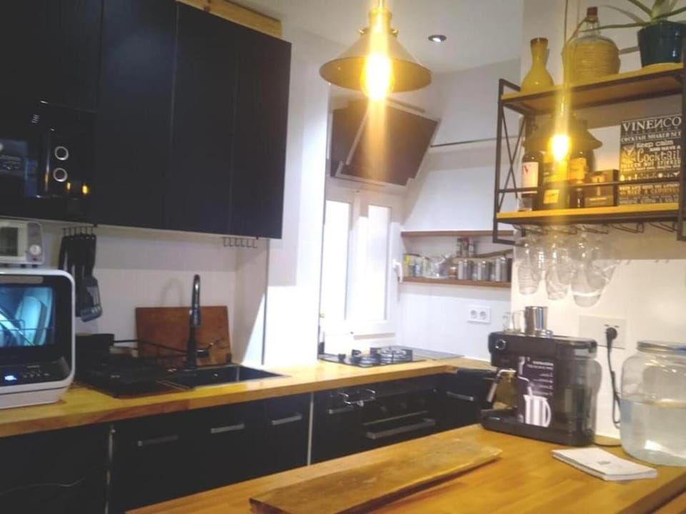 Kitchen or kitchenette, dishwasher, minibar, stove