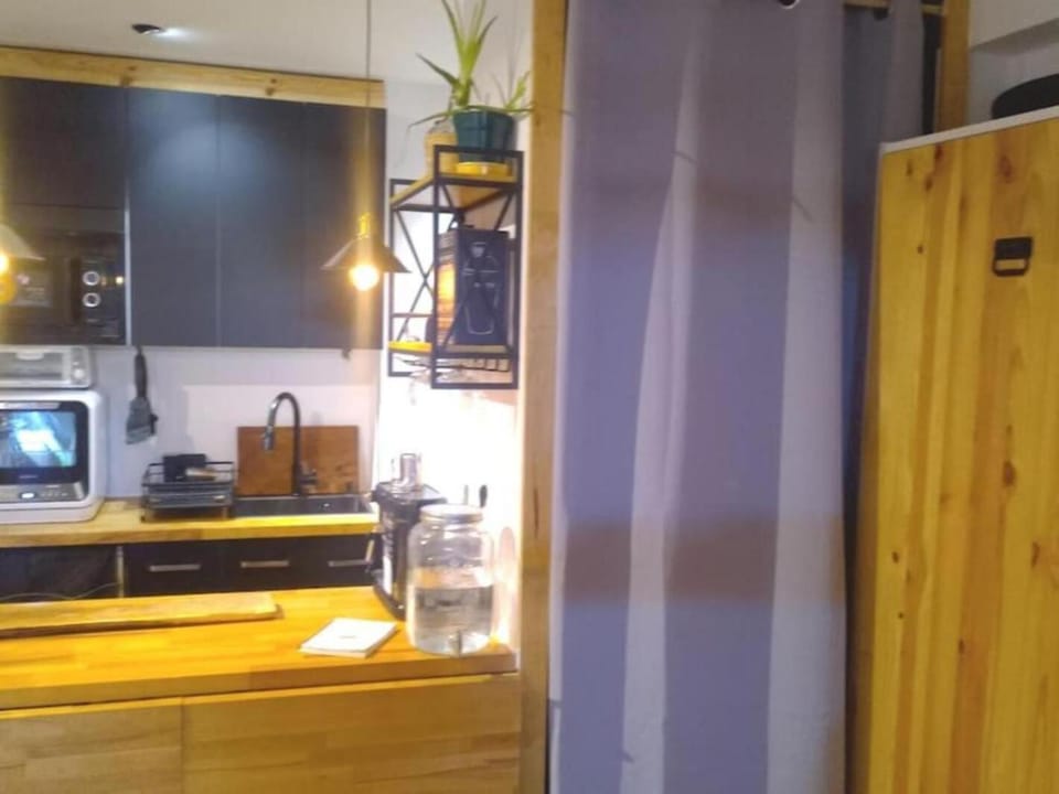 Kitchen or kitchenette, minibar