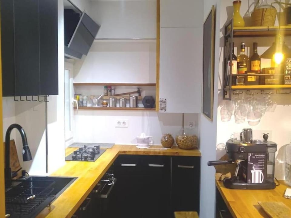 Kitchen or kitchenette, minibar, stove