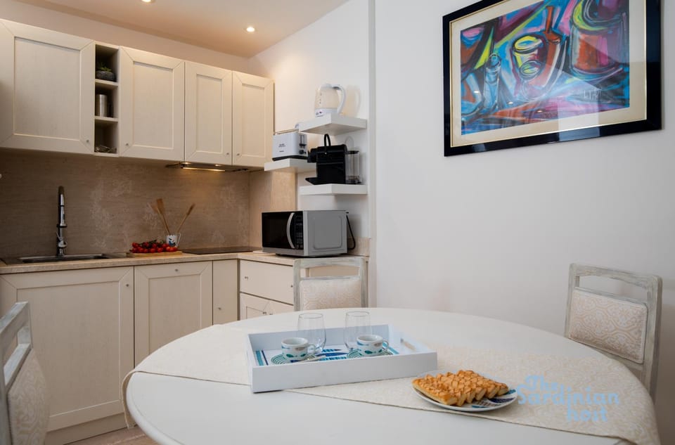 Coffee/tea facilities, Kitchen or kitchenette, Dining area, minibar, toaster