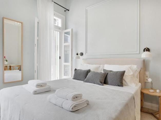 Bed, Bedroom, towels
