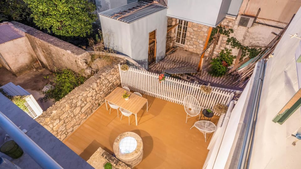 Property building, Patio, Day, Balcony/Terrace, Seating area, Dining area