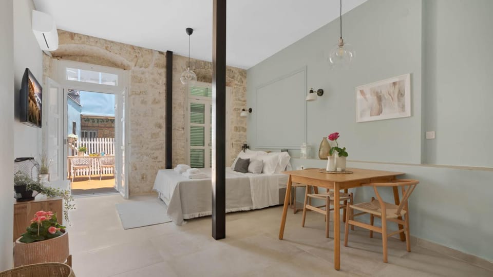 Bed, TV and multimedia, Living room, Dining area, Bedroom