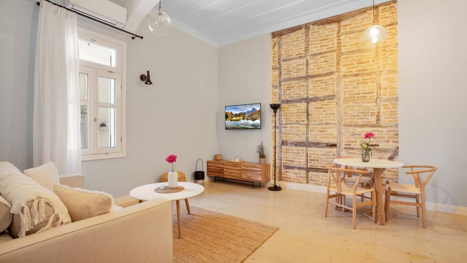 TV and multimedia, Living room, Seating area, Dining area, air conditioner