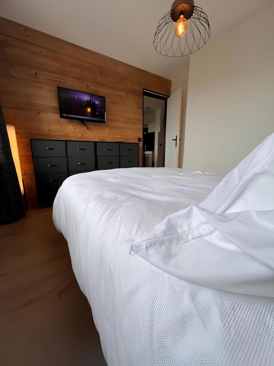 Photo of the whole room, Bedroom