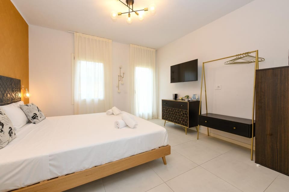 Bed, TV and multimedia, Photo of the whole room, Bedroom, towels, wardrobe