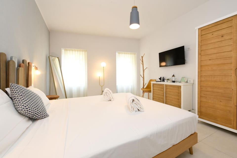 Bed, TV and multimedia, Photo of the whole room, Bedroom, wardrobe