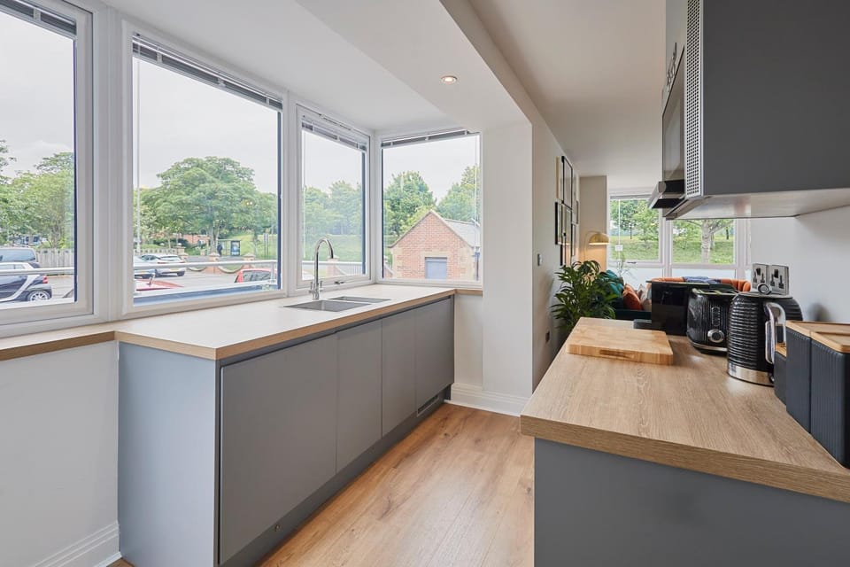 Kitchen or kitchenette, minibar