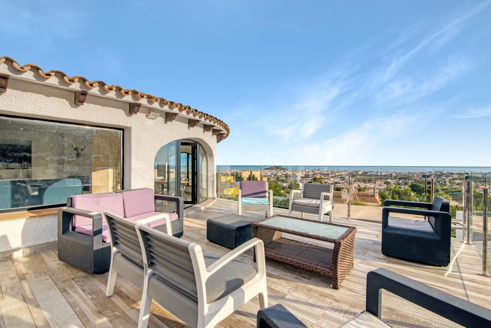 Property building, Balcony/Terrace, Living room