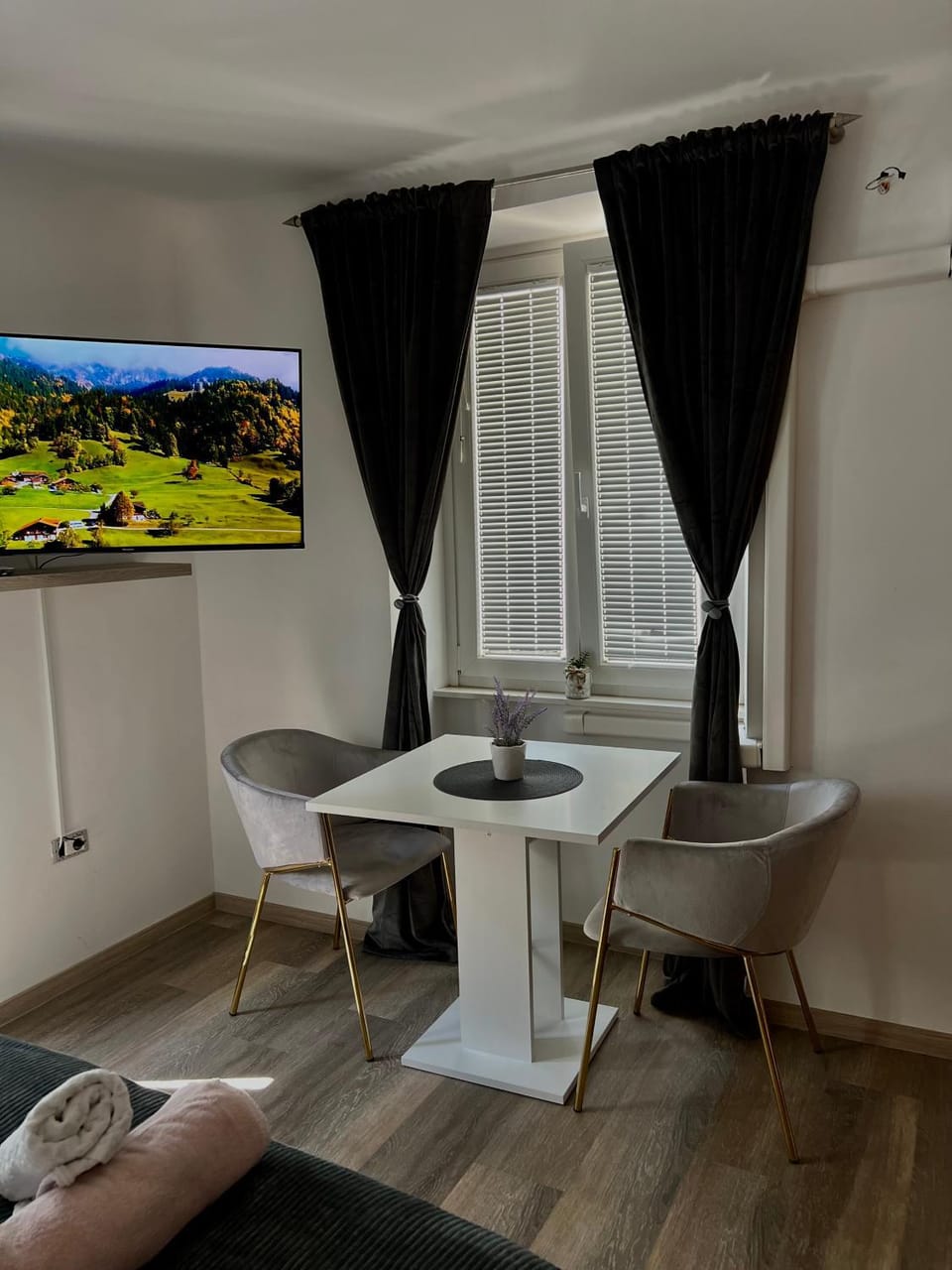 TV and multimedia, Seating area, Dining area