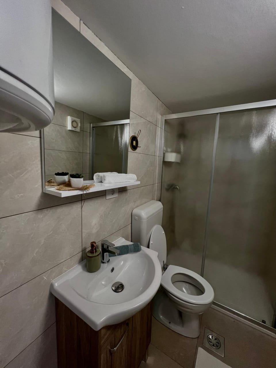 Shower, Toilet, Bathroom, towels