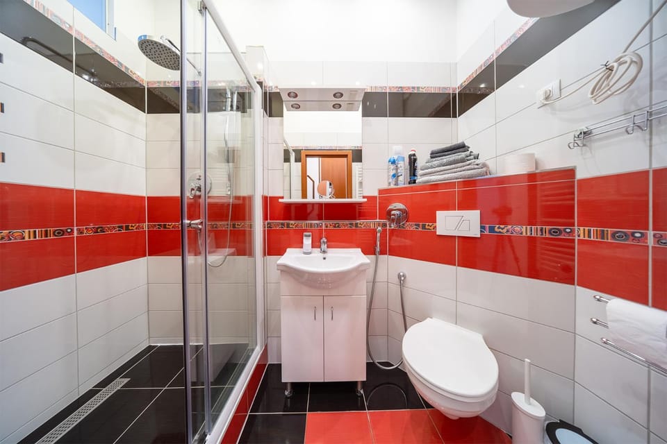 Shower, Toilet, Bathroom, bidet, towels
