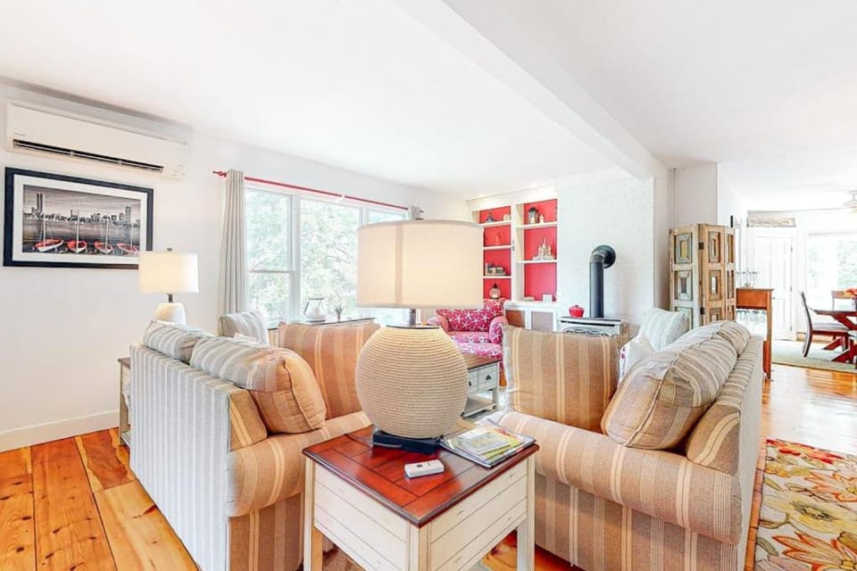 Main Street Upper Apartment in Vineyard Haven