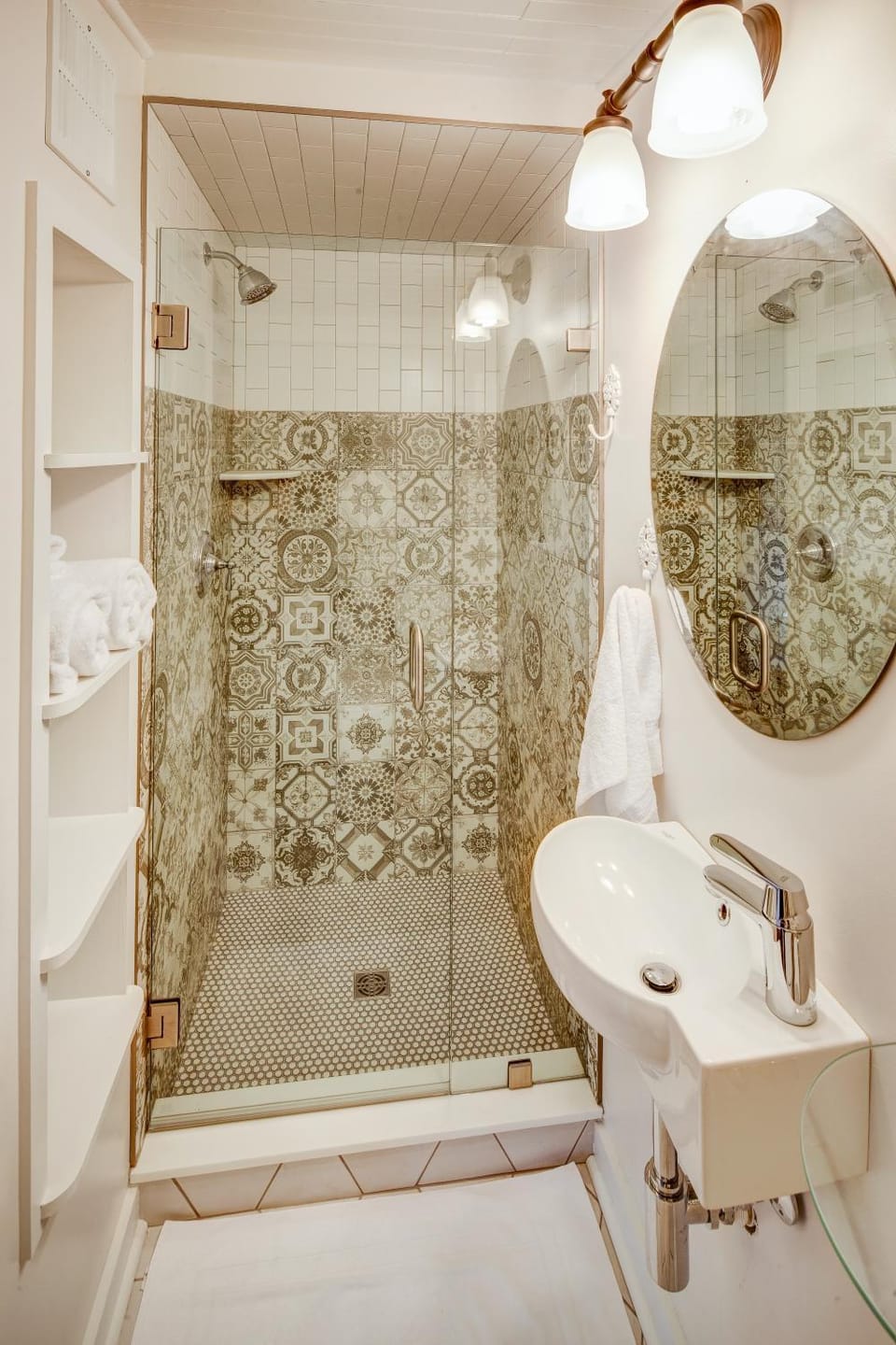 Fairytale Loft Suite 1 bed, 1 bath Luxury Apartment in Downtown Belmont House in Charlottesville