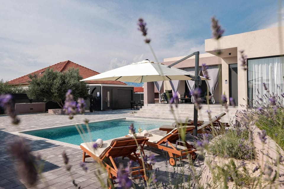 Property building, Patio, Day, Garden, Garden view, Pool view, Swimming pool, sunbed