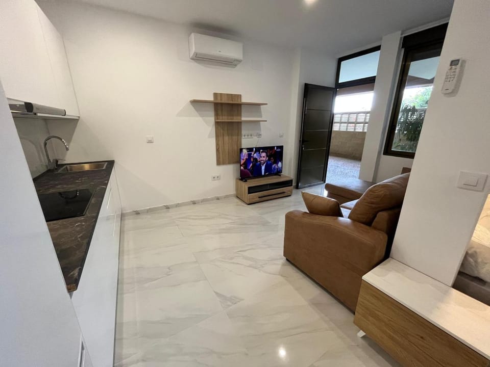 TV and multimedia, Kitchen or kitchenette, Living room, Dining area, air conditioner