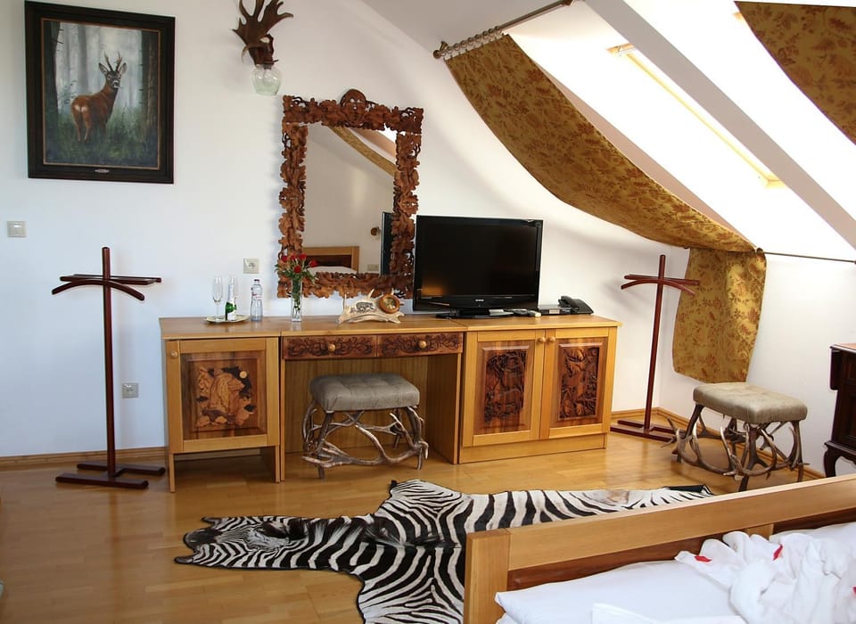 TV and multimedia, Living room, Seating area, Bedroom