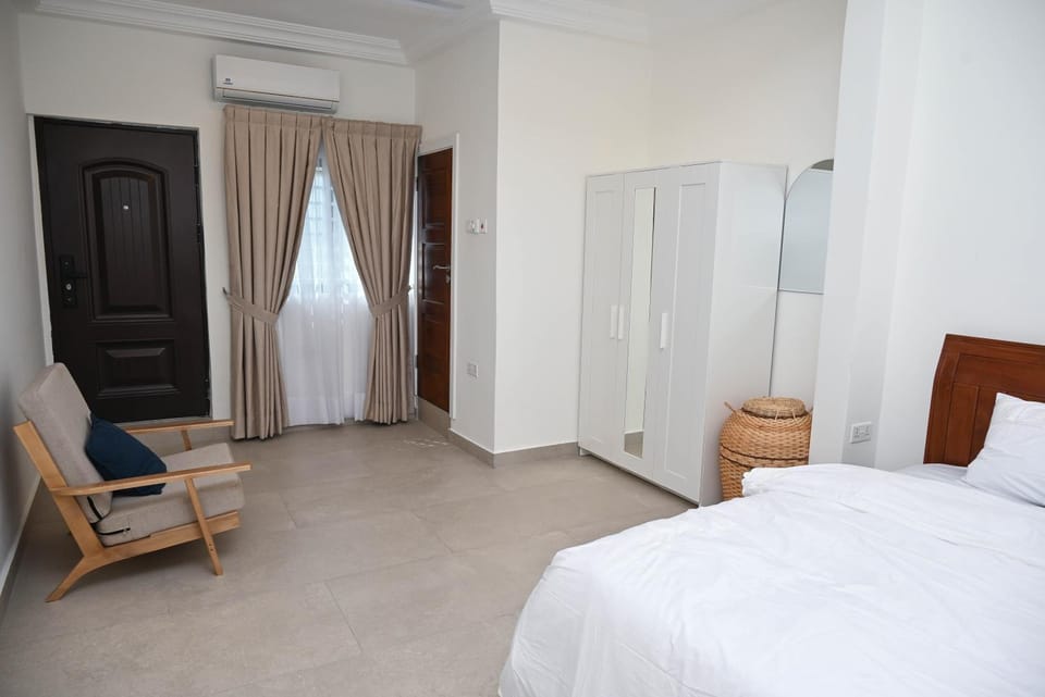 Photo of the whole room, Bedroom, wardrobe