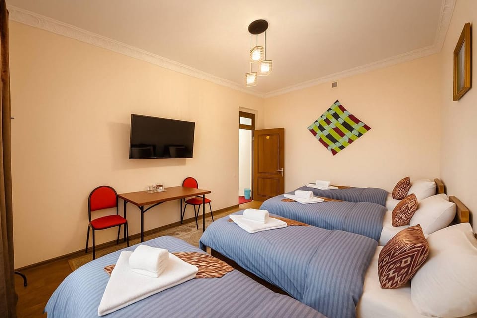 Bed, TV and multimedia, Photo of the whole room, Bedroom