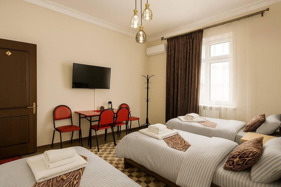 Property building, Bed, TV and multimedia, Photo of the whole room, Bedroom