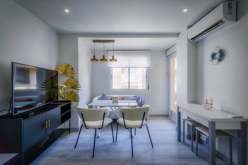 TV and multimedia, Living room, Seating area, Dining area, air conditioner
