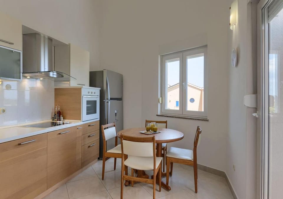 Kitchen or kitchenette, Dining area, pet friendly, stove