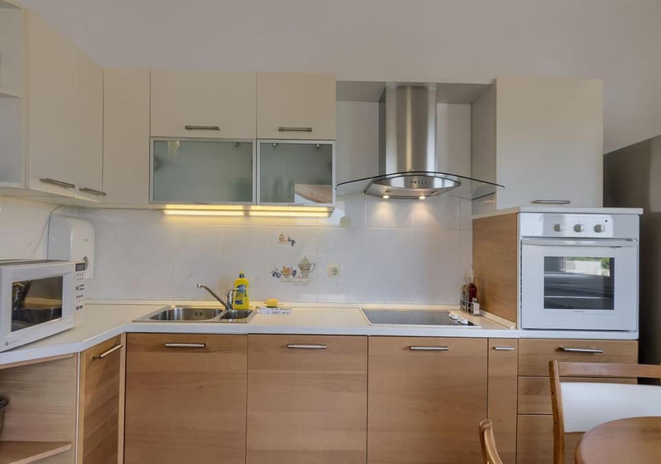 Kitchen or kitchenette, minibar, stove