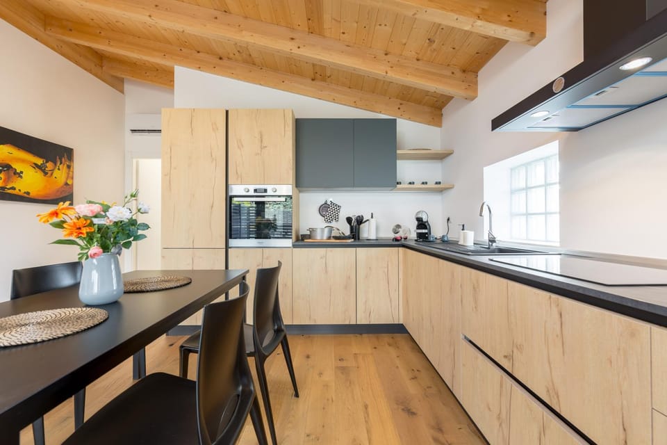 Kitchen or kitchenette, Dining area, dishwasher, minibar, pet friendly, stove