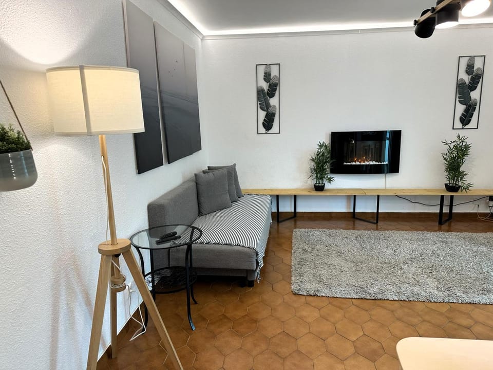 TV and multimedia, Living room, Seating area, internet