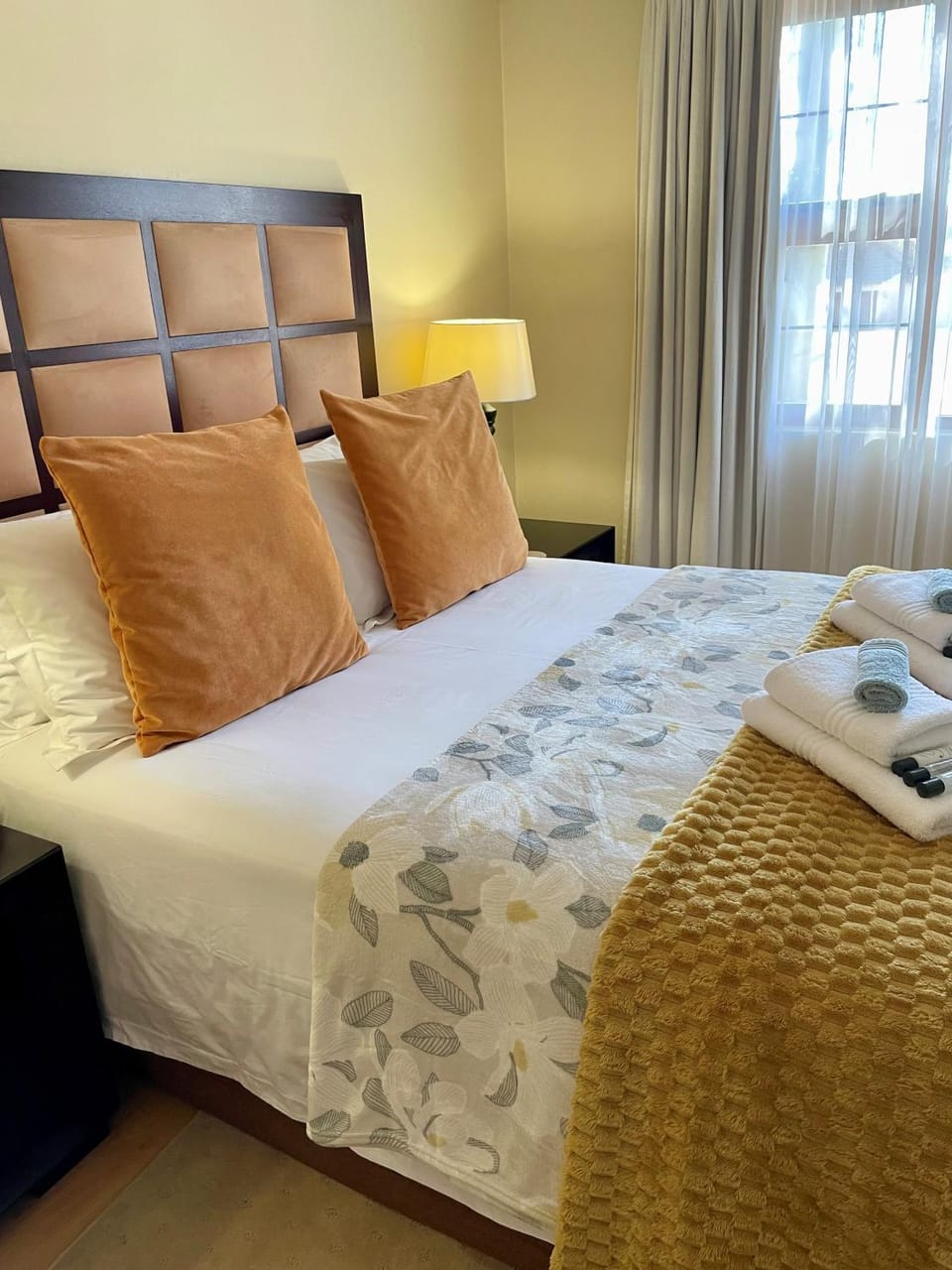 Bed, Bedroom, towels