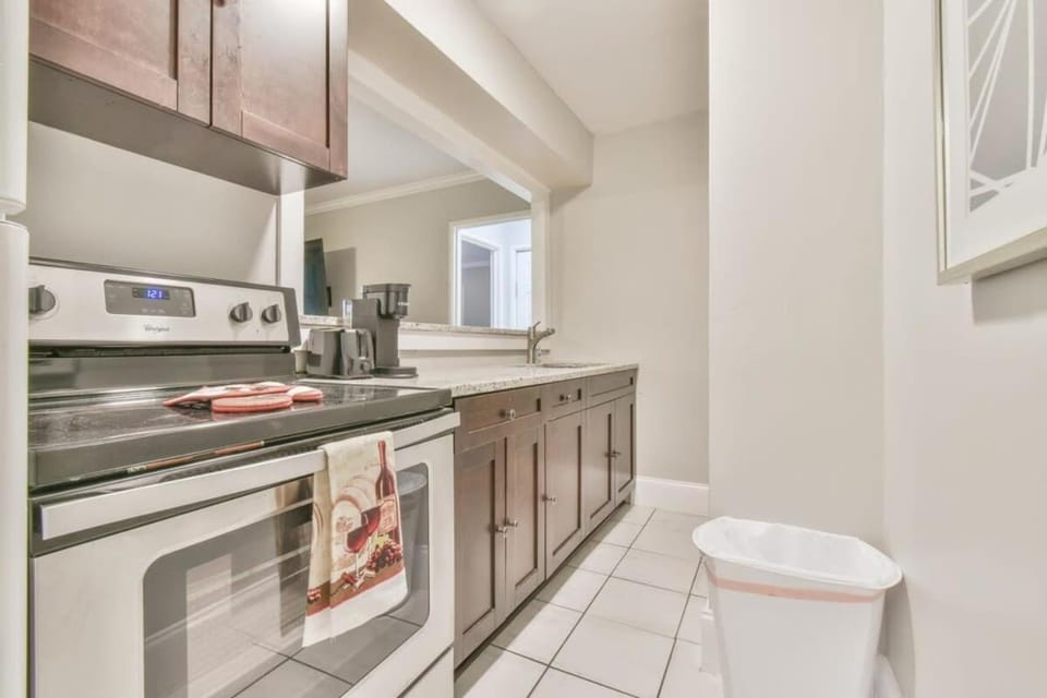 Coffee/tea facilities, Kitchen or kitchenette, oven, stove, toaster